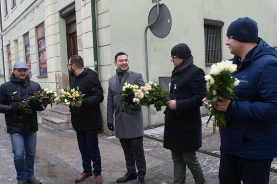 Biała róża dla Kobiety