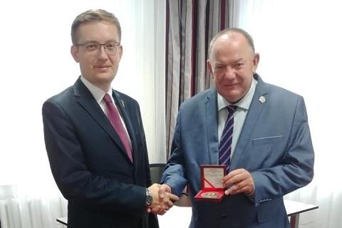 Poseł Robert Winnicki w Miejskim Ośrodku Pomocy Rodzinie